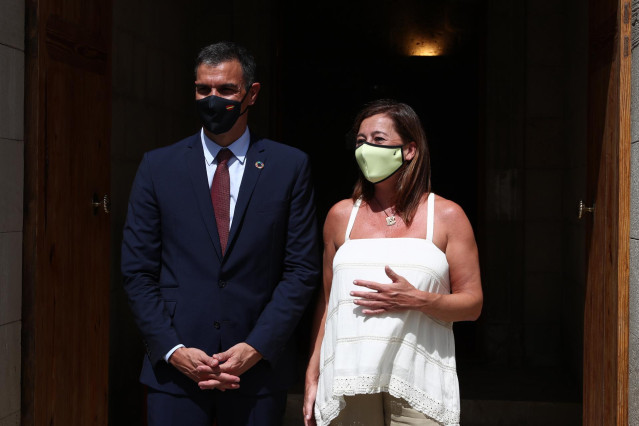 La presidenta del Govern, Francina Armengol, recibe al presidente del Gobierno, Pedro Sánchez, a las puertas del Consolat donde se han reunido para analizar la situación de las Islas. En Palma de Mallorca, Islas Baleares, (España), a 12 de agosto de 2020.