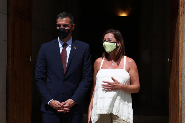 La presidenta del Govern, Francina Armengol, recibe al presidente del Gobierno, Pedro Sánchez, a las puertas del Consolat donde se han reunido para analizar la situación de las Islas. En Palma de Mallorca, Islas Baleares, (España), a 12 de agosto de 2020.