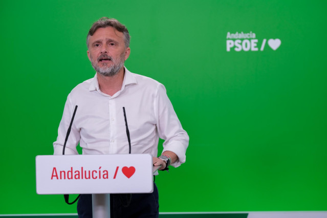 El portavoz del Grupo Parlamentario Socialista, José Fiscal, en rueda de prensa (Foto de archivo).