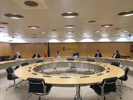 La ministra de Industria, Comercio y Turismo, Reyes Maroto, y el ministro de Agricultura, Pesca y Alimentación, Luis Planas, se han reunido con representantes de la cadena agroalimentaria para informar sobre las negociaciones con EEUU por los aanceles