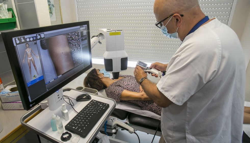 Una paciente atendida en la unidad de Lesiones Pigmentadas y Melanoma.