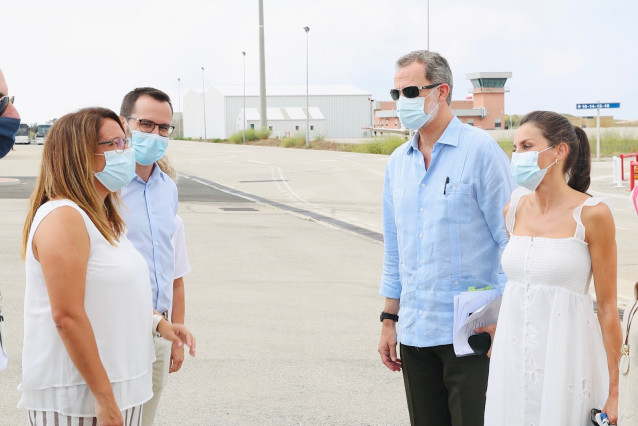 Los Reyes Felipe VI y Letizia, a su llegada al aeropuerto de Mahón.