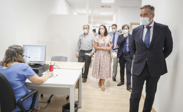 Enrique López visita el servicio de orientación jurídica de los Juzgados de Plaza de Castilla