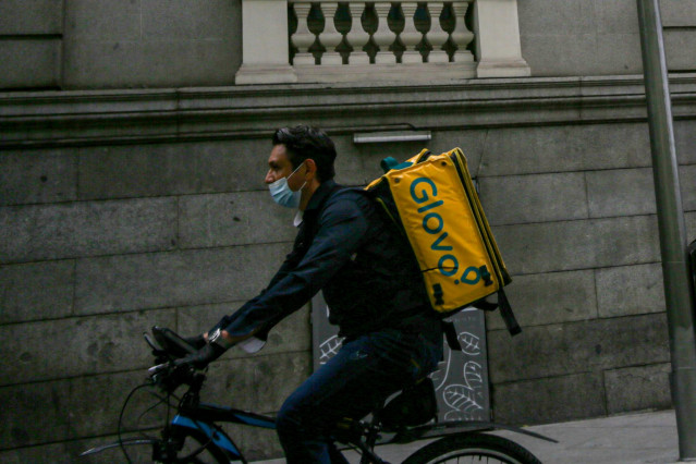 Un trabajador de Glovo circula por la capital el mismo día en que se han peatonalizado diversas vías a causa de la distancia de seguridad exigida por el Covid-19