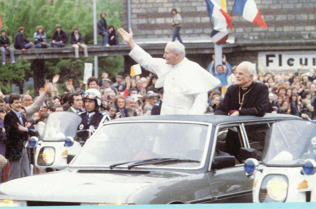 Imagen de Juan Pablo II a bordo del Peugeot 604 Limousine.