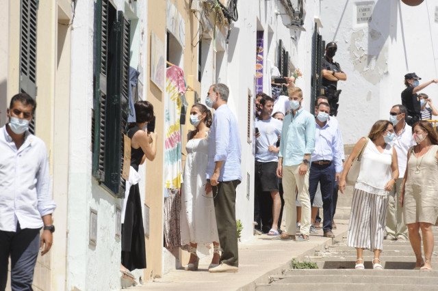 Los Reyes de España, Don Felipe y Doña Letizia, conversan con una vecina de Ciutadella durante su visita a Menorca.