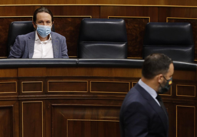 El presidente de Vox, Santiago Abascal, pasa delante del escaño del vicepresidente segundo del Gobierno, Pablo Iglesias