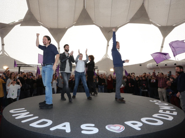 El secretario general de Podemos y candidato de Unidas Podemos a la Presidencia del Gobierno, Pablo Iglesias, participae en un encuentro con la gente en Valladolid acompañado de la candidata de Unidas Podemos al Congreso por Burgos, Lola Martín-Albo;  el