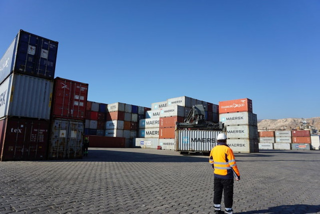 Un total de 36 empresas de Almería, Granada y Jaén de distintos sectores productivos utilizan el muelle de contenedores el Puerto de Almería para sus relaciones comerciales de importación o exportación con cualquier mercado, según ha indicado la Autoridad