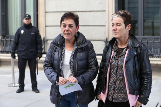 (I-D) La portavoz de EH Bildu en el Congreso, Mertxe Aizpurua y la diputada de EH Bildu, Bel Pozueta