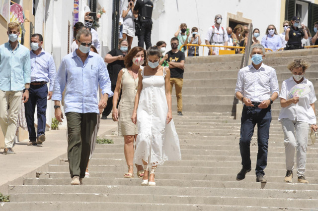 Los Reyes de España, Don Felipe y Doña Letizia, durante su paseo por Ciutadella.