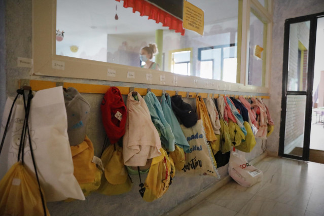 Chaquetas de los alumnos colgadas en la pared.