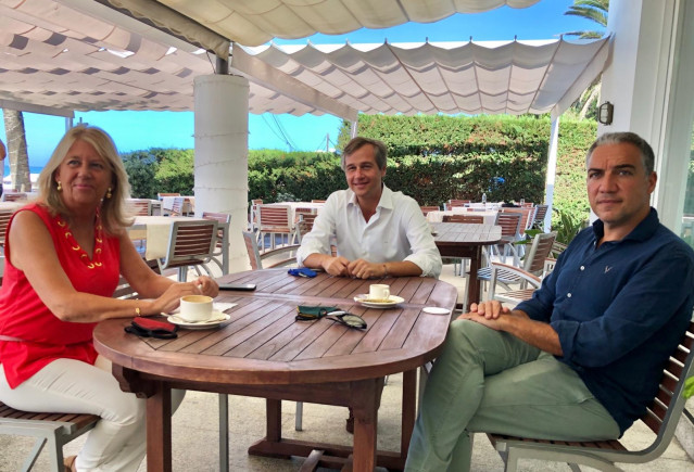 La alcaldesa de Marbella y senadora, Ángeles Muñoz; el vicesecretario de Política Territorial del PP, Antonio González Terol, y el presidente del PP de Málaga, portavoz del PP-A y consejero de Presidencia de la Junta de Andalucía, Elías Bendodo