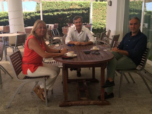 Ángeles Muñoz, alcaldesa de Marbella, junto al vicesecretario de Política Territorial del PP, Antonio González Terol y el presidente del PP de Málaga y consejero de Presidencia andaluz, Elías Bendodo.