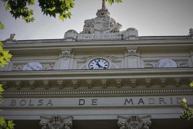 Parte superior de la fachada del edificio de la Bolsa de Madrid