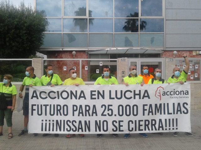 Trabajadores de Acciona subcontratados por Nissan protestan recientemente contra el cierre de la automovilística
