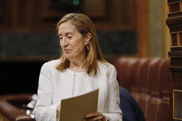La vicepresidenta segunda del Congreso y diputada del PP, Ana Pastor, se dirige a intervenir en una sesión plenaria en el Congreso de los Diputados, en Madrid (España), a 21 de julio de 2020. Durante el pleno, el Congreso debate y vota, para su aprobación