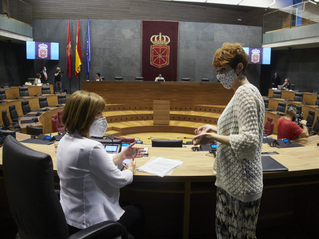 La portavoz de Geroa Bai, Uxue Barkos (i), y la portavoz de EH Bildu, Bakartxo Ruiz, en una  reunión de la Junbts de Portavoces del Parlamento de Navarra de junio