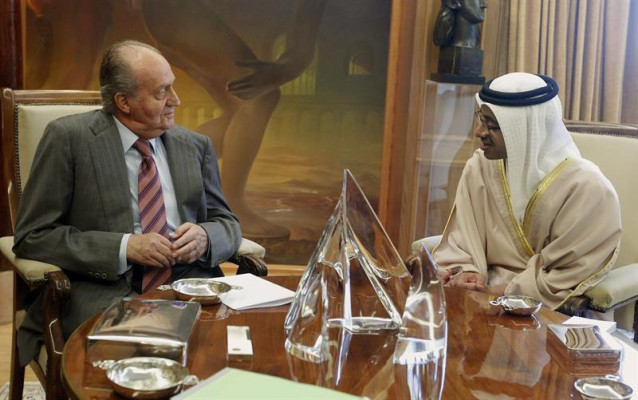 El Rey Juan Carlos, con un  ministro de Emiratos Árabes en 2012