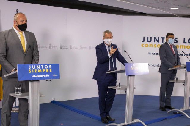 El consejero del Gobierno de Canarias, Sebastián Franquis, con los vicepresidentes de los cabildos de Gran Canaria y Tenerife