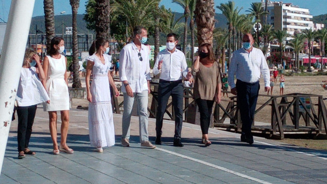 Los Reyes, paseando tras su llegada a Sant Antoni de Portmany.