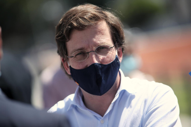 Imagen de recurso del alcalde de Madrid, José Luis Martínez-Almeida, durante el acto de comprobación del funcionamiento de la primera papelera inteligente que se coloca de las 1.300 unidades que se van a instalar en toda la ciudad.