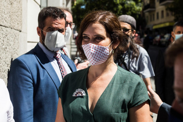 La presidenta de la Comunidad de Madrid, Isabel Díaz Ayuso, asiste a la Misa Solemne en honor a la Virgen de la Paloma, en la Iglesia de la Virgen de la Paloma y San Pedro el Real, en Madrid (España) a 15 de agosto de 2020.