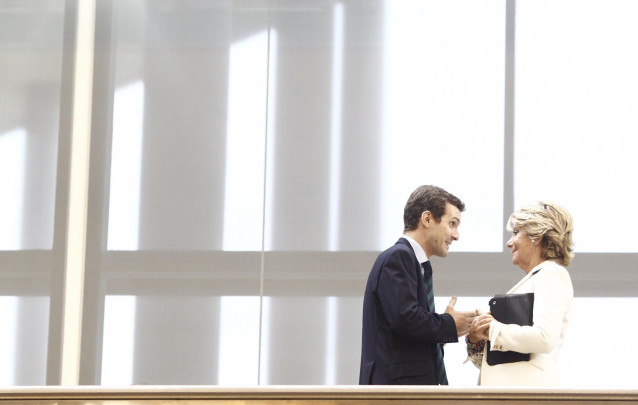 Pablo Casado, Vicesecretario general de Comunicación del Partido Popular, y Esperanza Aguirre, expresidenta de la Comunidad de Madrid, en la Asamblea de Madrid