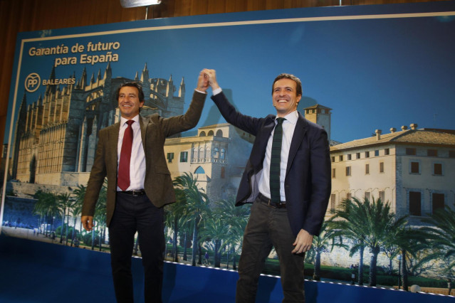 El presidente del PP, Pablo Casado, con el presidente del PP balear, Biel Company