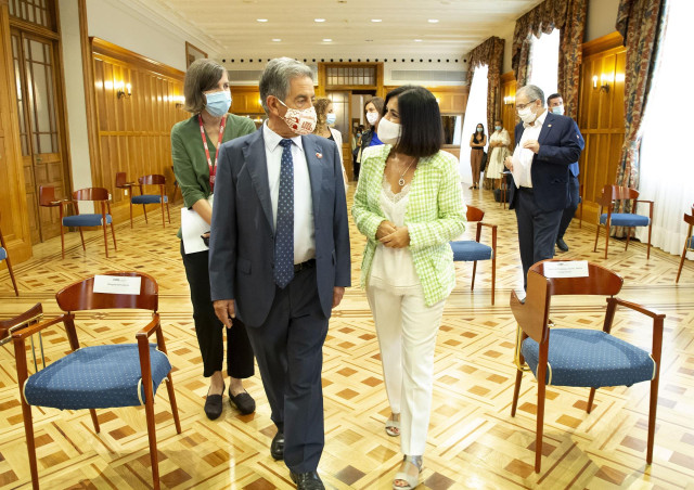 El presidente de Cantabria, Miguel Ángel Revill, y la ministra de Política Territorial y Función Pública, Carolina Darias
