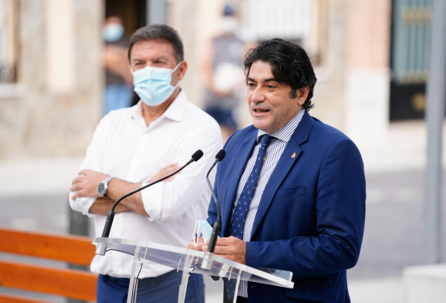 El consejero de Vivienda y Administración Local de la Comunidad de Madrid, David Pérez, interviene en la inauguración de la placa de la renovación de la plaza de la Constitución en Humanes, espacio en el que se han invertido más de 550.000 euros con cargo