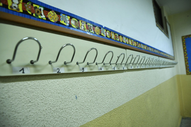 Percha de un aula de un colegio