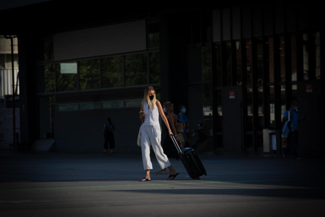 Una mujer con maleta en Barcelona.