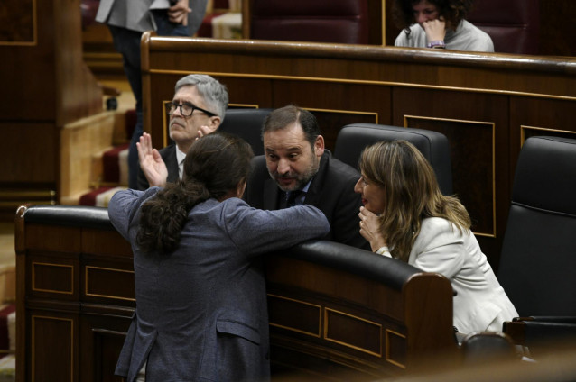El ministro de Fomento,José Luis Ábalos,  hablando con Pablo Iglesias en el Congreso