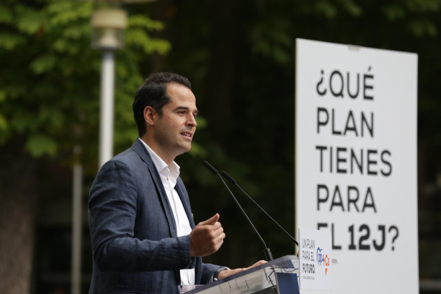 El vicepresidente de la  Comunidad de Madrid, Ignacio Aguado, se dirige a los asistentes durante la clausura del acto de cierre de campaña de la coalición PP+Cs, en el quiosco de la Florida, en Vitoria / Álava / País Vasco (España), a 10 de julio de 2020.