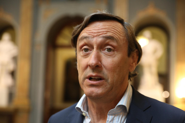 El senador del PP y secretario cuarto de la mesa del Senado, Rafael Hernando, atiende a los medios de comunicación a su llegada a la mesa de la Diputación Permanente del Senado, en Madrid (España), a 25 de septiembre de 2019.