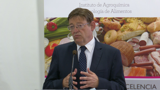 El presidente de la Generalitat, Ximo Puig, en la rueda de prensa posterior a su visita al Instituto de Agroquímica y Tecnología de Alimentos de la Universitat de València.