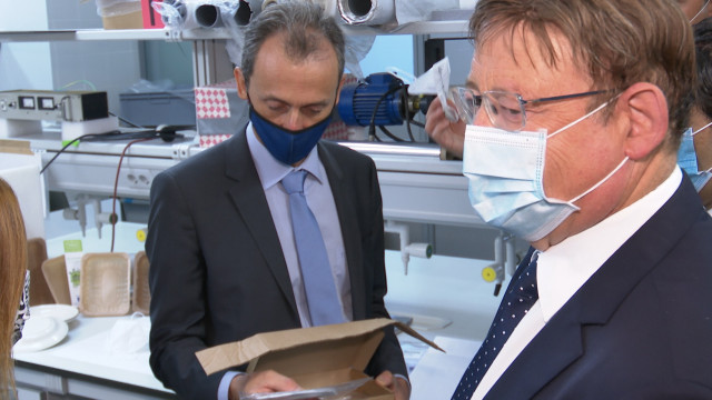 El presidente de la Generalitat, Ximo Puig, junto al ministro de Ciencia, Pedro Duque, durante su visita al Instituto de Agroquímica y Tecnología de Alimentos (IATA) en el Parque Científico de la Universitat de València.