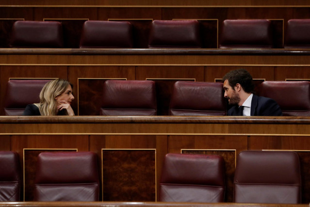El líder del PP, Pablo Casado (d), conversa con la portavoz del partido Cayetana Álvarez de Toledo (i) durante el pleno del Congreso este miércoles donde se autorizará otra prórroga del estado de alarma solicitada por el Gobierno.