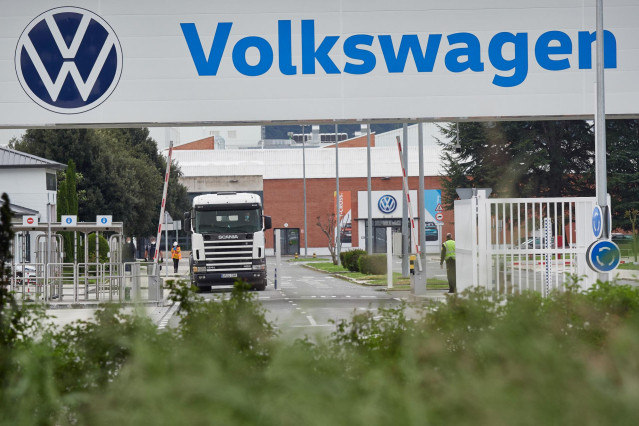 Vista de la puerta principal de la fábrica de Volkswagen Navara.