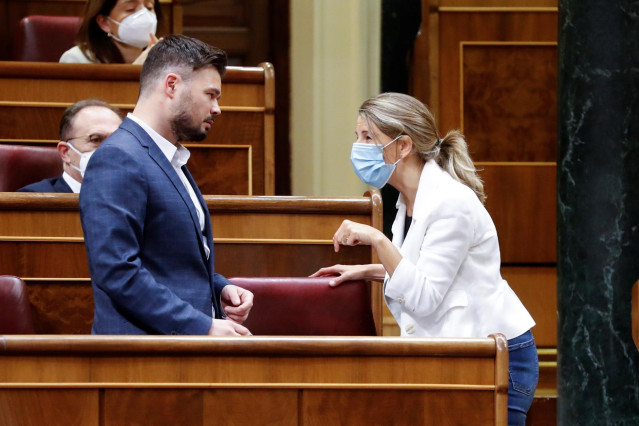 La ministra de Trabajo, Yolanda Díaz, conversa con el portavoz de ERC, Gabriel Rufián, durante un Pleno del Congreso