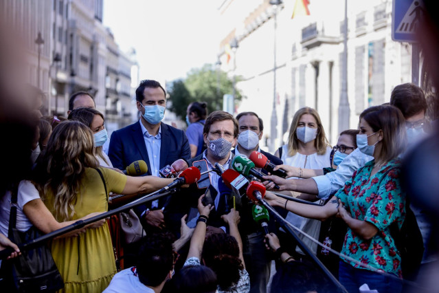 El alcalde de Madrid, José Luis Martínez-Almeida, en la inauguración de la peatonalización de la Puerta del Sol, a 20 de agosto de 2020.