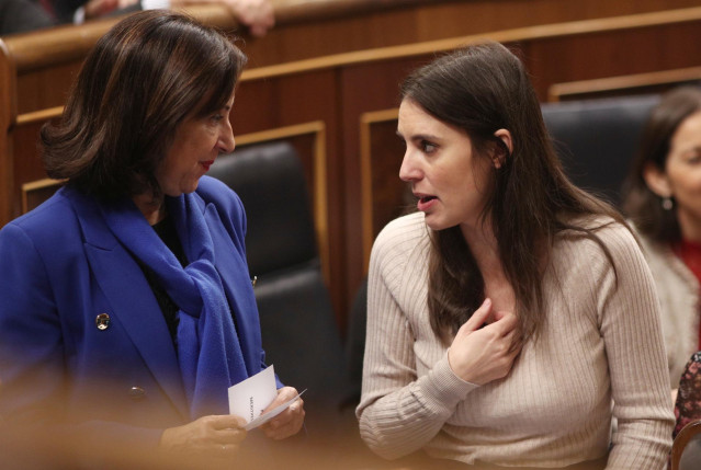 (I-D) La ministra de Defensa y Asuntos Exteriores en funciones, Margarita Robles y la portavoz de Unidas Podemos en el Congreso, Irene Montero.