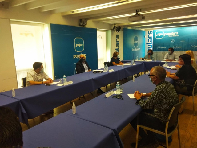 La portavoz del PP en el Congreso de los Diputados, Cuca Gamarra, en la reunión mantenida en la sede del PP balear con representantes de la comunidad educativa.