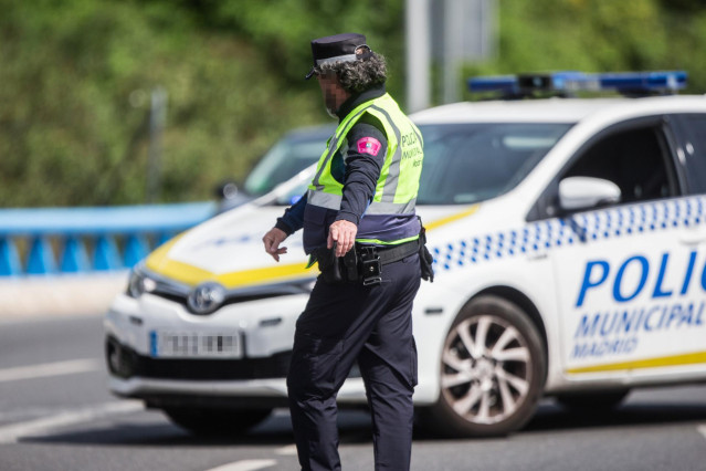 Un agente de la Policía Municipal de Madrid en un control policial en una de las salidas de la M30 durante la desescalada por el Covid-19.