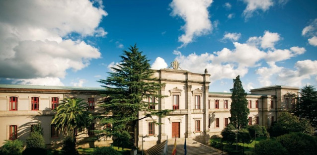 Fachada principal del Pazo do Hórreo, sede del Parlamento de Galicia