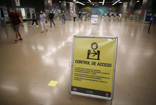Cartel con aviso de control de acceso en el metro de Francos Rodríguez.