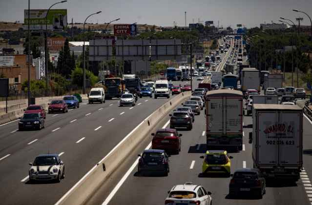 Imagen de una carretera española llena de vehículos.
