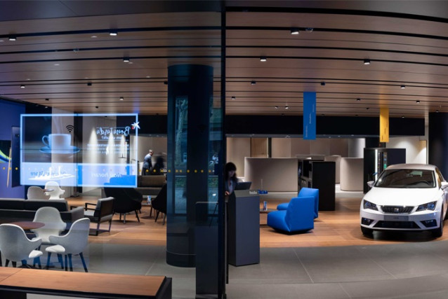 Oficina Store de CaixaBank con un coche procedente de una campaña comercial de renting.
