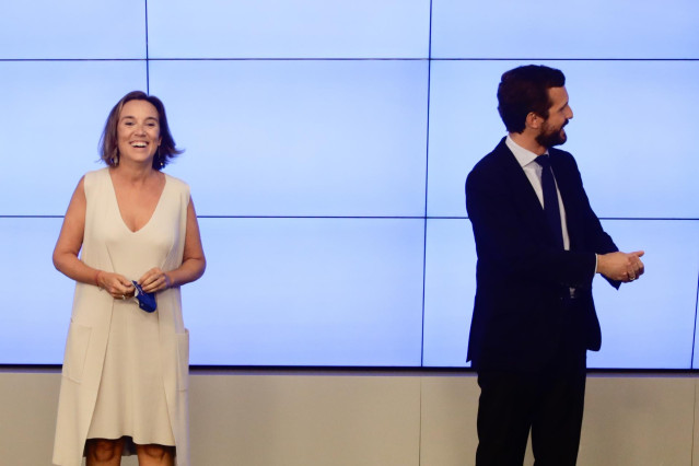 La portavoz 'popular' en el Congreso de los Diputados, Cuca Gamarra, y el presidente del PP, Pablo Casado, durante la reunión de la Junta Directiva Nacional del Partido Popular, a 20 de agosto de 2020.